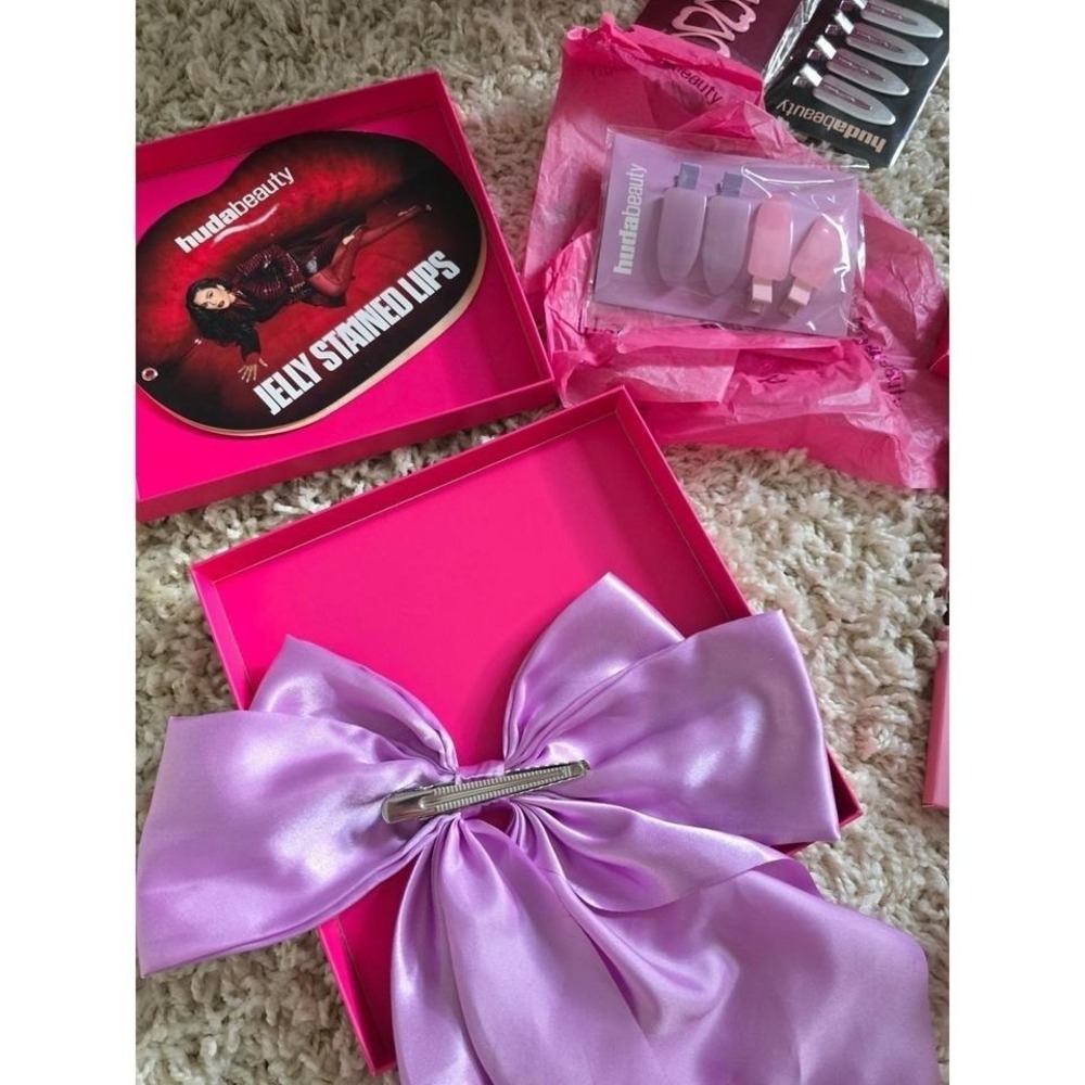 Huda Beauty bundle / PR-style set with box and multiple accessories. - Picture 8 of 8
